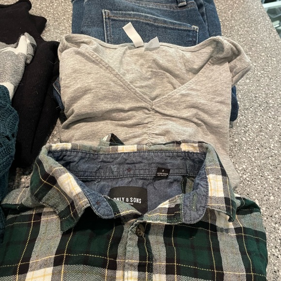 10 piece Fall / Winter clothing lot - Picture 3 of 6
